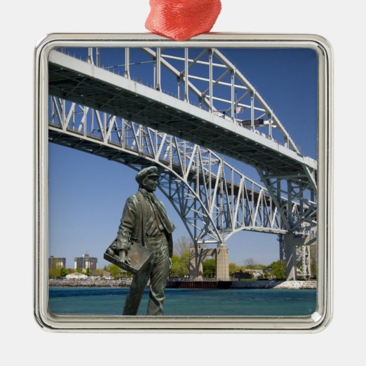 Eine Statue von Thomas Alva Edison durch lokalen Ornament Aus Metall (Vorne)