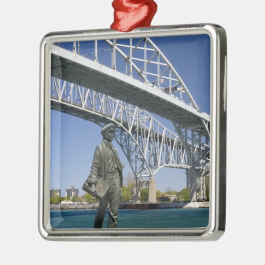 Eine Statue von Thomas Alva Edison durch lokalen Ornament Aus Metall (Links)