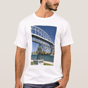 Eine Statue von Thomas Edison vom lokalen Künstler T-Shirt
