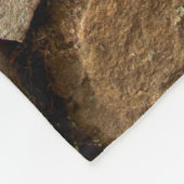 Eine Steinmauer aus Kopfsteinpflaster-Hintergrund Fleecedecke (Ecke)