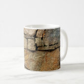 Eine Steinmauer aus Kopfsteinpflaster-Hintergrund Kaffeetasse (VorderseiteRechts)