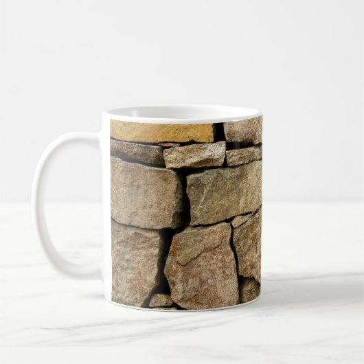 Eine Steinmauer aus Kopfsteinpflaster-Hintergrund Kaffeetasse (Links)