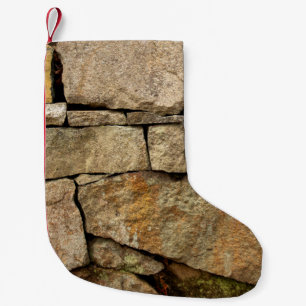 Eine Steinmauer aus Kopfsteinpflaster-Hintergrund Kleiner Weihnachtsstrumpf