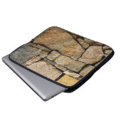 Eine Steinmauer aus Kopfsteinpflaster-Hintergrund Laptopschutzhülle (Vorne Knopf)
