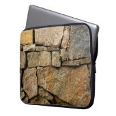 Eine Steinmauer aus Kopfsteinpflaster-Hintergrund Laptopschutzhülle (Vorderseite Links)