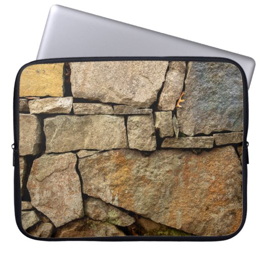 Eine Steinmauer aus Kopfsteinpflaster-Hintergrund Laptopschutzhülle (Vorderseite)