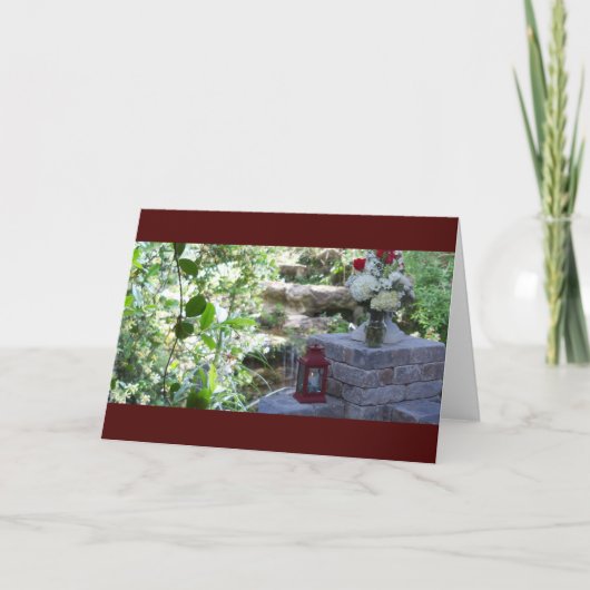 Eine Steinmauer in einem grünen Garten Karte (Vorderseite)