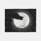 Eine stillstehende schwarze Katze und ein Fleecedecke (Vorderseite (Horizontal))