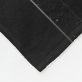 Eine stillstehende schwarze Katze und ein Fleecedecke (Ecke)