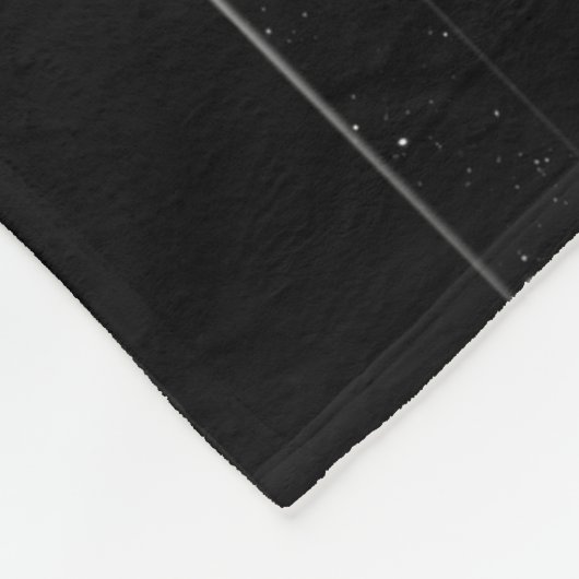 Eine stillstehende schwarze Katze und ein Fleecedecke (Ecke)