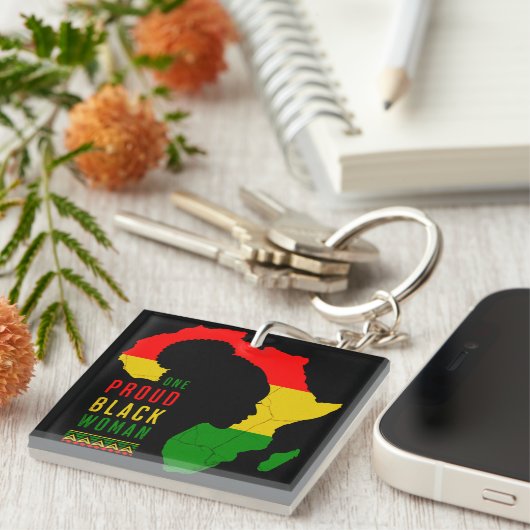 Eine stolze schwarze Frau schwarze Monatsflagge Schlüsselanhänger (Vorderseite rechts)