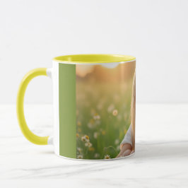 Eine strahlende Helena Chevalier in blühender Tass Tasse