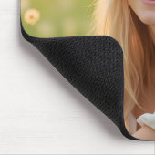 Eine strahlende Helena Chevalier in blühender Wies Mousepad (Ecke)