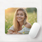 Eine strahlende Helena Chevalier in blühender Wies Mousepad (Mit Mouse)