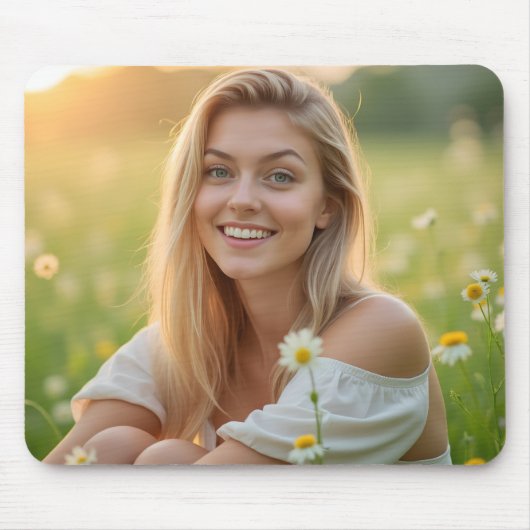 Eine strahlende Helena Chevalier in blühender Wies Mousepad (Vorne)