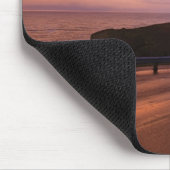 Eine Straße u. ein Leuchtturm entlang der Küste am Mousepad (Ecke)