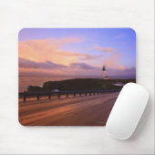 Eine Straße u. ein Leuchtturm entlang der Küste am Mousepad (Mit Mouse)