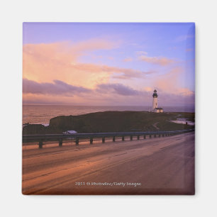 Eine Straße u. ein Leuchtturm entlang der Küste Magnet