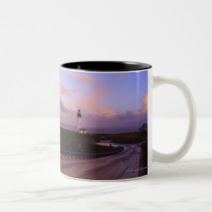 Eine Straße u. ein Leuchtturm entlang der Küste  Zweifarbige Tasse