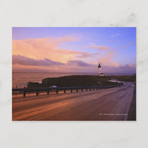 Eine Straße und ein Leuchtturm entlang der Küste b Postkarte