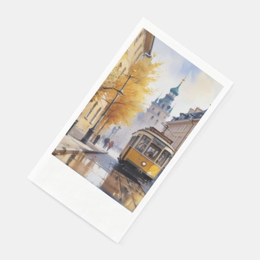 Eine Straßenbahn fährt entlang einer Herbststraße Serviette (Ecke)