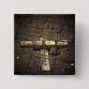 Eine Straßenreparatur-Crew setzt ein Kreuz Button