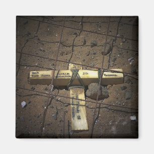 Eine Straßenreparatur-Crew setzt ein Kreuz Magnet