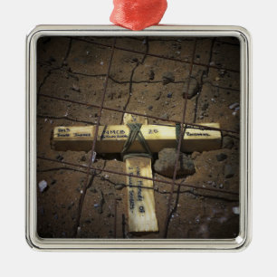 Eine Straßenreparatur-Crew setzt ein Kreuz Silbernes Ornament