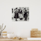 Eine Suffragette, die Zeitungen an zwei verkauft Poster (Küche)