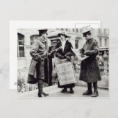 Eine Suffragette, die Zeitungen an zwei verkauft Postkarte (Vorne/Hinten)