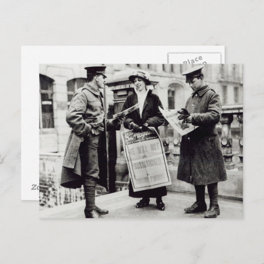 Eine Suffragette, die Zeitungen an zwei verkauft Postkarte (Vorne/Hinten)