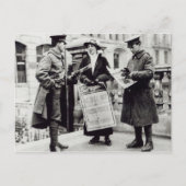 Eine Suffragette, die Zeitungen an zwei verkauft Postkarte (Vorderseite)