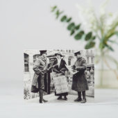 Eine Suffragette, die Zeitungen an zwei verkauft Postkarte (Stehend Vorderseite)