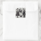 Eine Suffragette, die Zeitungen an zwei verkauft Quadratischer Aufkleber (Tasche)