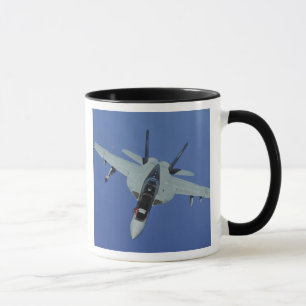 Eine Superhornisse US-Marine-F/A-18F im Flug Tasse