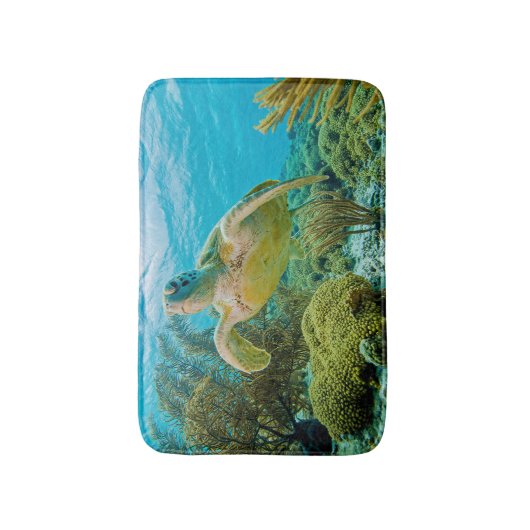 Eine Suppenschildkröte auf den flachen Riffen von Badematte (Vorderseite Vertikal)