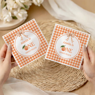 Eine süße Gingham-Pfirsich-Einladung zum 1. Geburt Serviette
