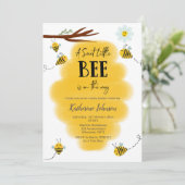 Eine süße kleine Biene ist unterwegs mit einer Bab Einladung (Stehend Vorderseite)