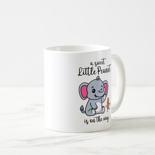Eine süße kleine Erdnuss auf dem Weg neues Baby Co Kaffeetasse (VorderseiteRechts)
