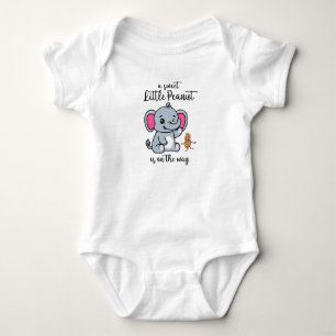 Eine süße kleine Erdnuss auf dem Weg neues Baby Co Strampler