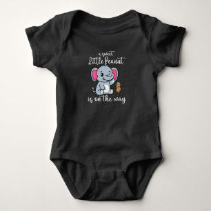 Eine süße kleine Erdnuss auf dem Weg neues Baby Co Strampler