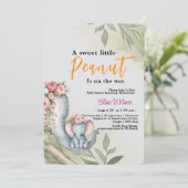 Eine süße kleine Erdnuss ist unterwegs Einladung (Stehend Vorderseite)