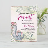 Eine süße kleine Erdnuss ist unterwegs Einladung (Stehend Vorderseite)