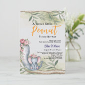 Eine süße kleine Erdnuss ist unterwegs Einladung (Stehend Vorderseite)