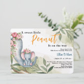 Eine süße kleine Erdnuss ist unterwegs Einladung (Stehend Vorderseite)