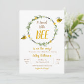 Eine süße kleine Honigbiene ist auf dem Weg zur Ba Einladung (Stehend Vorderseite)