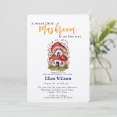 Eine süße, kleine Mashroom-Fee ist unterwegs Einladung (Stehend Vorderseite)