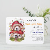 Eine süße, kleine Mashroom-Fee ist unterwegs Einladung (Stehend Vorderseite)