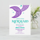 Eine süße kleine Meerjungfrau ist auf dem Weg zur Einladung (Stehend Vorderseite)