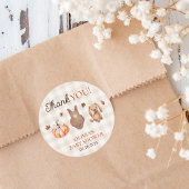 Eine süße kleine Pumpkin-Neutral-Fall-Baby-Dusche Runder Aufkleber